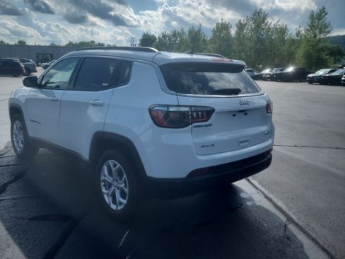 Used 2024 Jeep Compass Latitude w/ Convenience Group AWD/4WD image 4