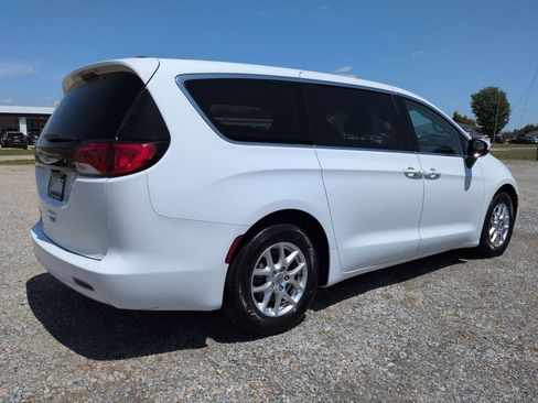 Used 2023 Chrysler Voyager LX FWD image 3