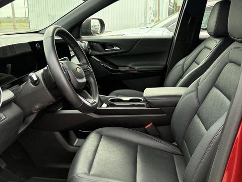 Used 2025 Chevrolet Equinox LT w/ Convenience Package II image 2