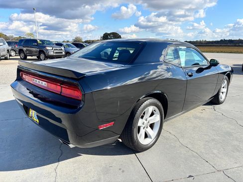 Used 2012 Dodge Challenger SXT image 4