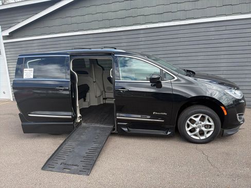 Used 2020 Chrysler Pacifica Touring-L w/ Tire & Wheel Group FWD image 3