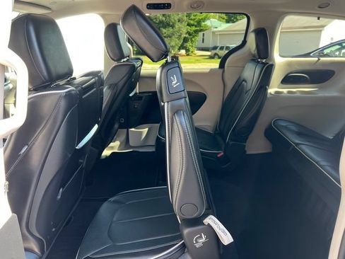 Used 2024 Chrysler Pacifica Limited w/ Uconnect Theater Family Group AWD/4WD image 6