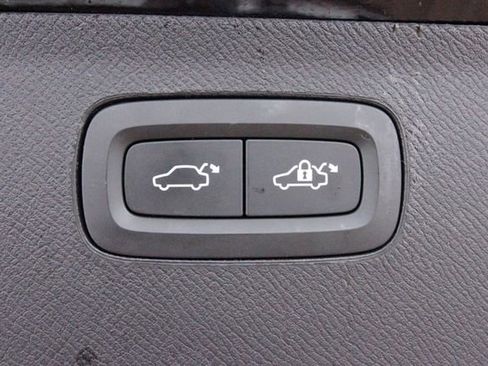 Certified 2024 Volvo XC90 T8 Ultimate w/ Protection Package Premier image 30