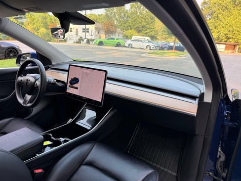 Used 2021 Tesla Model Y Long Range AWD/4WD image 24