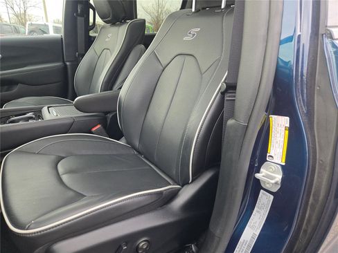 Used 2025 Chrysler Pacifica Limited w/ Uconnect Theater Family Group image 27