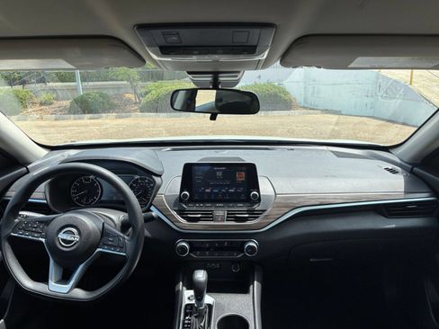 Used 2025 Nissan Altima 2.5 SV FWD image 33