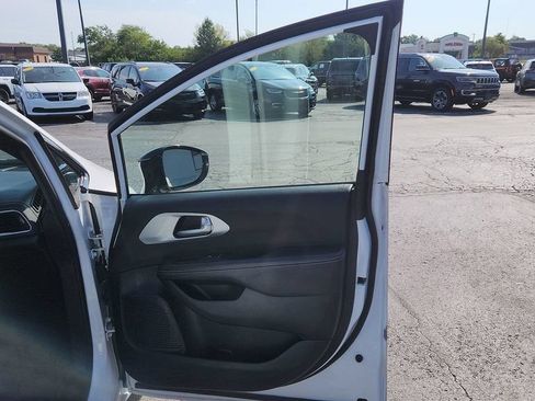 Used 2024 Chrysler Pacifica Limited FWD image 10