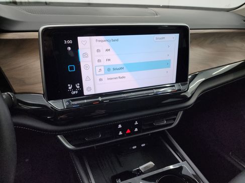 Used 2025 Volkswagen Atlas SE image 12