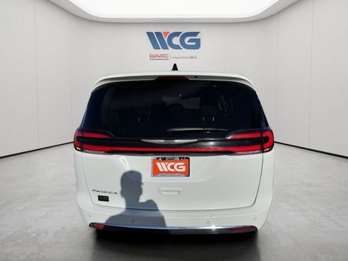 Used 2024 Chrysler Pacifica Touring-L FWD image 4