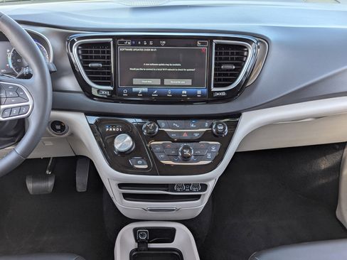 Used 2024 Chrysler Pacifica Touring-L image 17