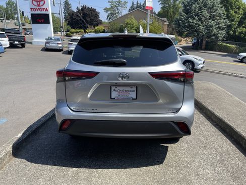Used 2023 Toyota Highlander XLE FWD image 6