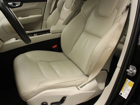 Used 2019 Volvo XC60 T5 Momentum w/ Multimedia Package AWD/4WD image 17