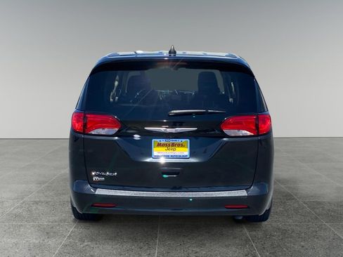 Used 2022 Chrysler Voyager LX FWD image 4