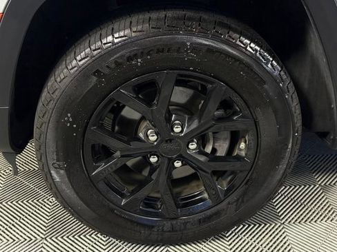 Used 2025 Jeep Grand Cherokee Altitude RWD image 14