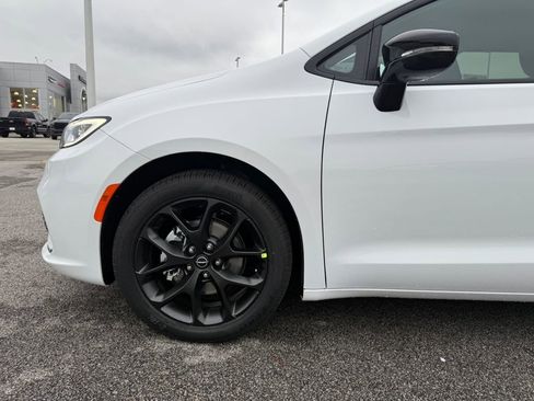 New 2026 Chrysler Pacifica Select w/ S Appearance Package image 27