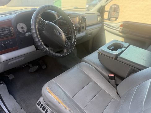 Used 2005 Ford F350 Lariat image 10