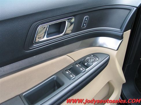 Used 2017 Ford Explorer 4WD image 3
