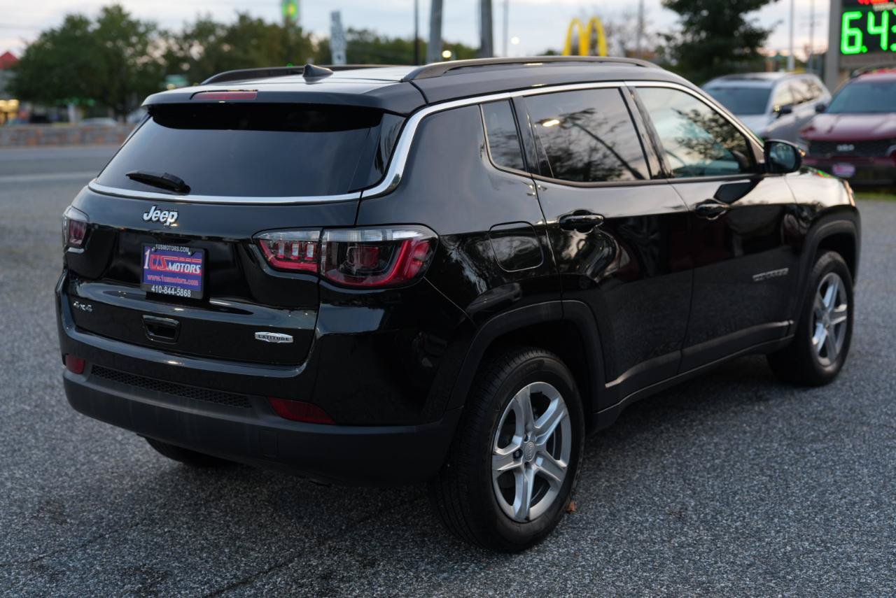 Used 2023 Jeep Compass Latitude w/ Sun and Sound Group AWD/4WD image 5