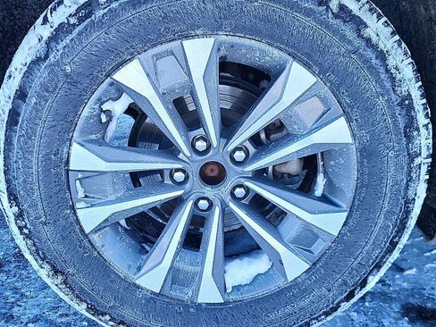 Used 2025 Chevrolet Equinox LT w/ Convenience Package II image 3