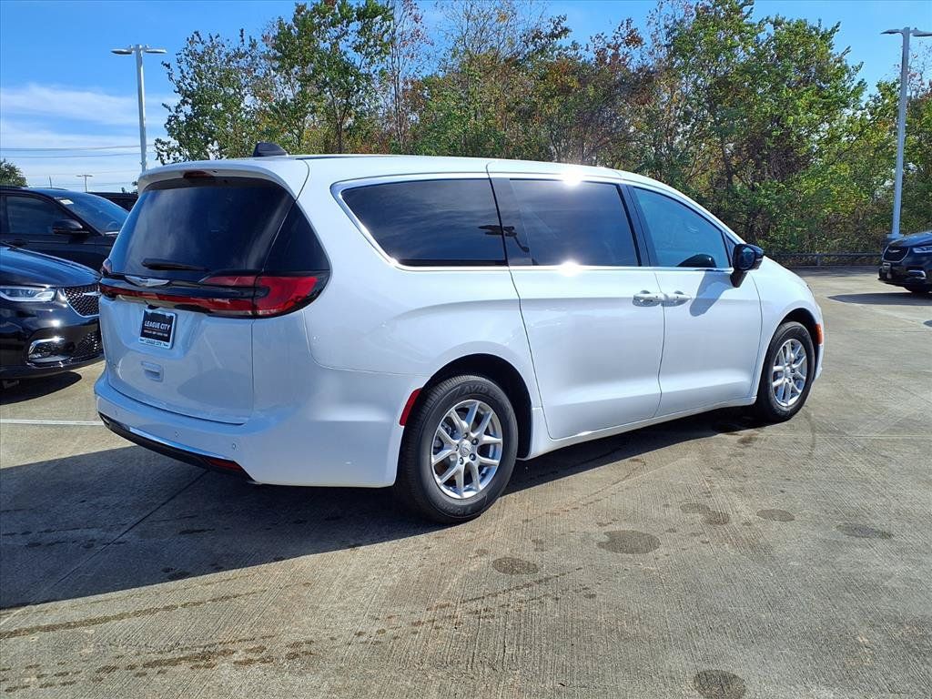 New 2026 Chrysler Pacifica Select FWD image 4