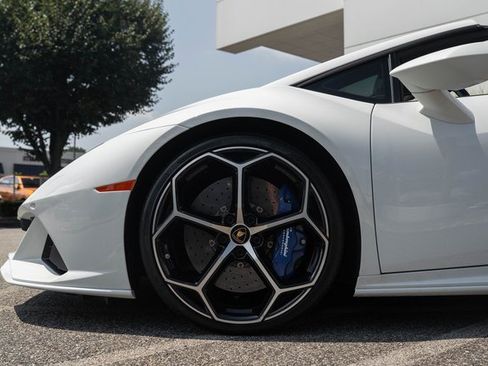 Used 2020 Lamborghini Huracan EVO image 13