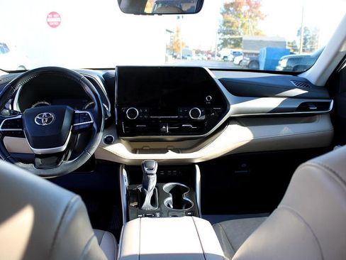 Used 2023 Toyota Highlander L image 11