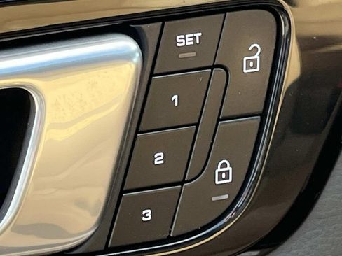 Used 2023 Porsche Cayenne AWD/4WD image 32
