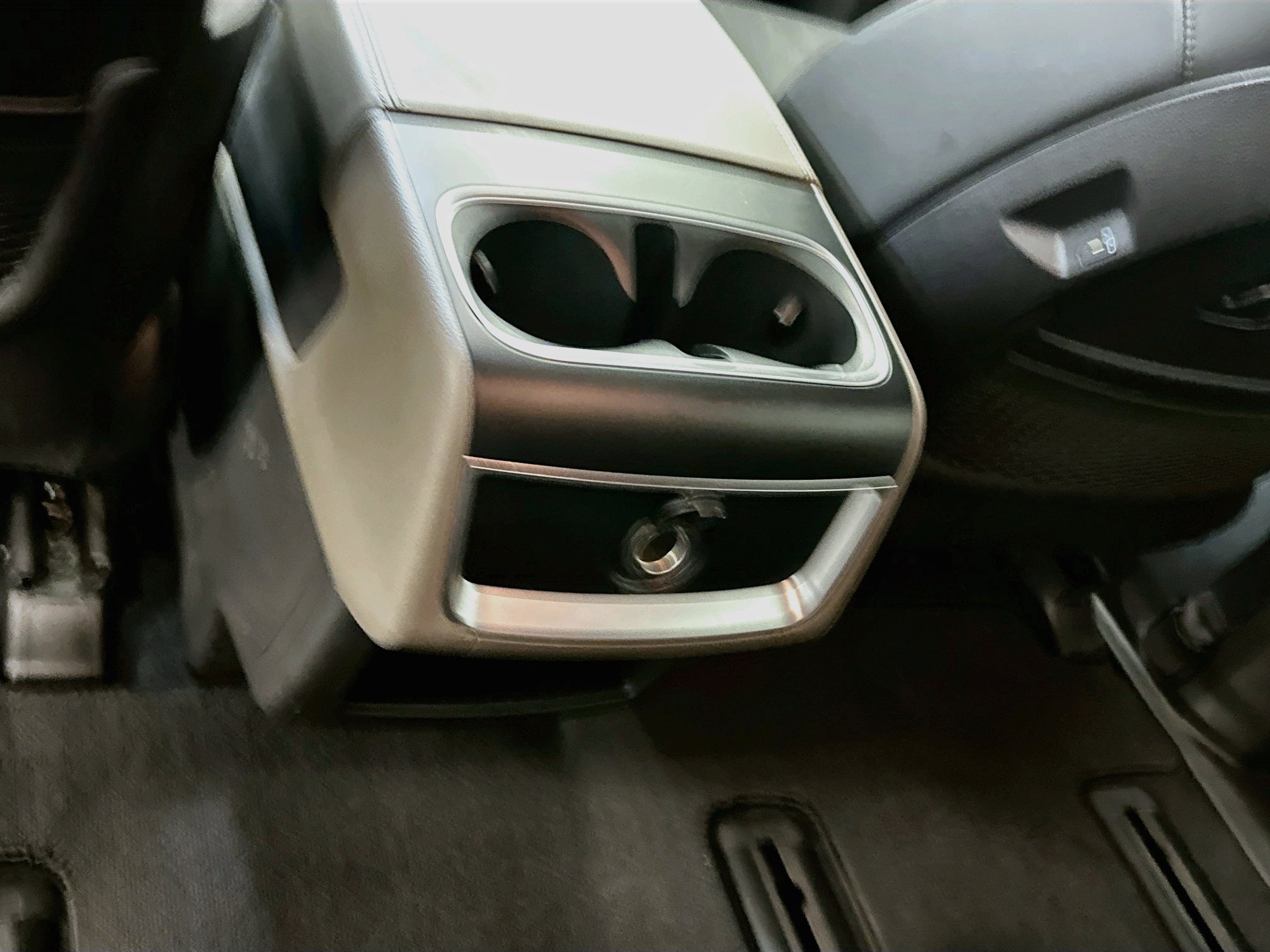 Used 2025 Kia Carnival FWD image 28