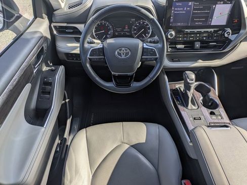 Used 2020 Toyota Highlander Limited image 17