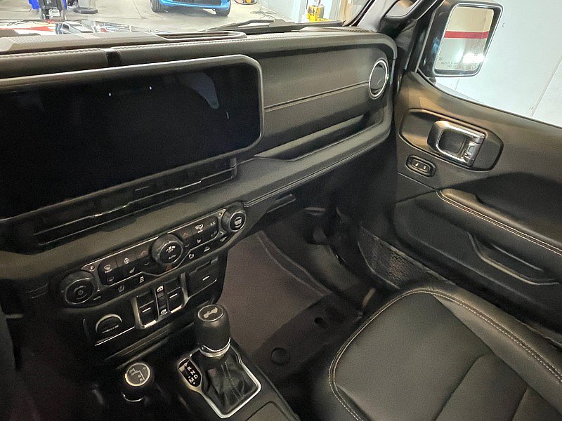 Used 2025 Jeep Wrangler Unlimited Sahara AWD/4WD image 11