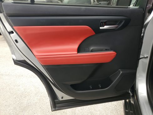 Used 2023 Toyota Highlander XSE image 9