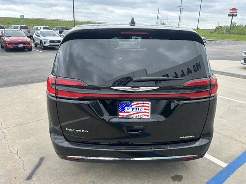 Used 2025 Chrysler Pacifica Select FWD image 4