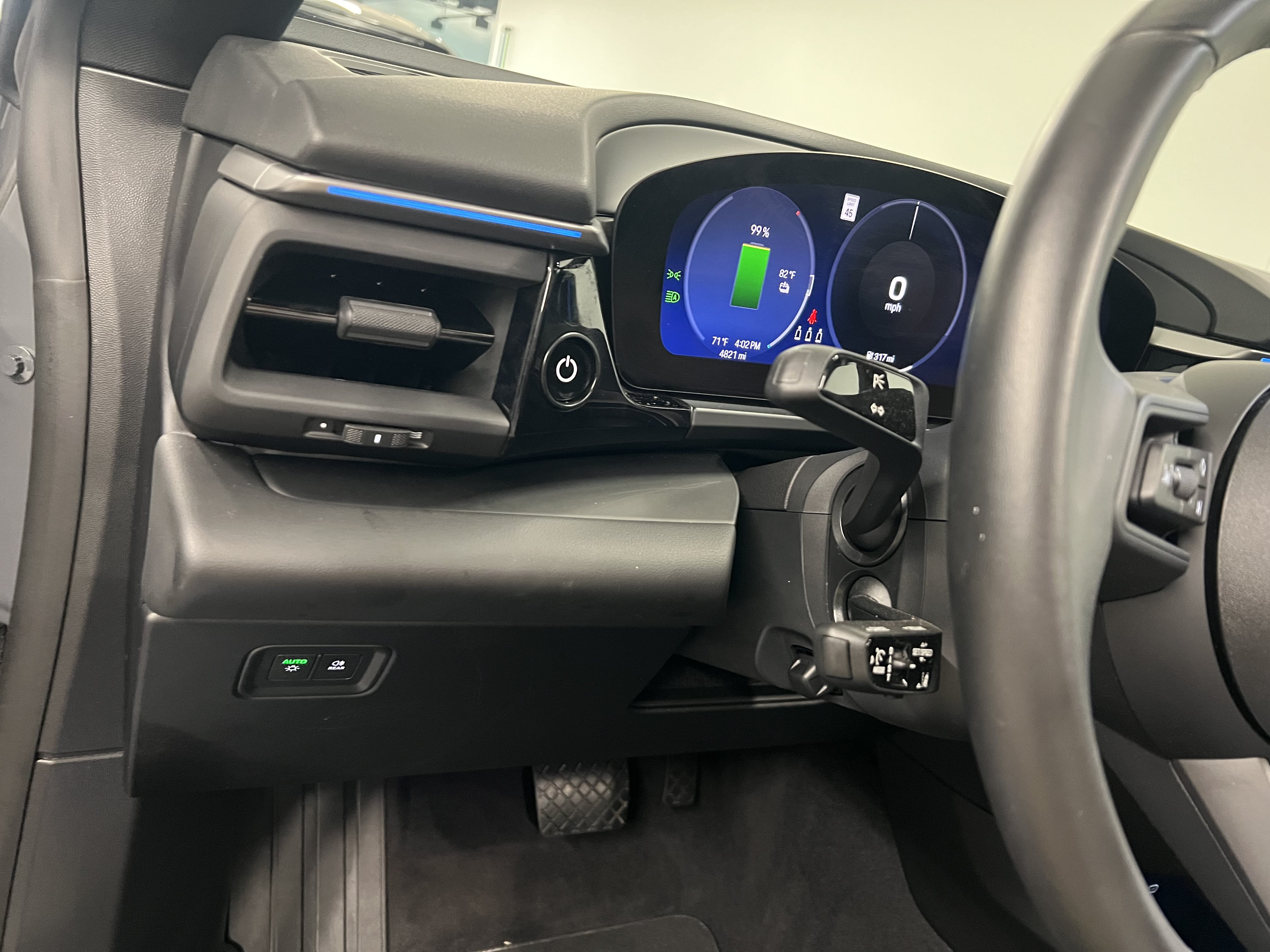 Used 2025 Porsche Macan Electric RWD image 24
