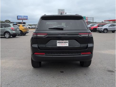 New 2025 Jeep Grand Cherokee Altitude image 4