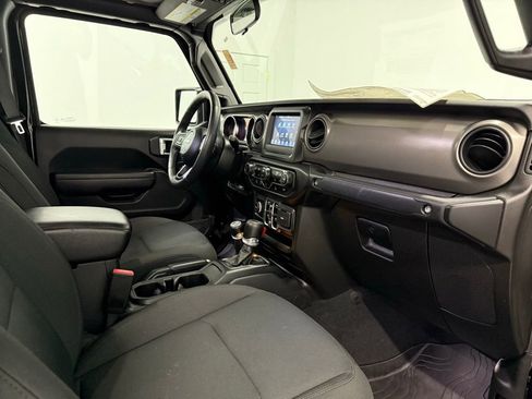 Used 2022 Jeep Gladiator Willys image 16