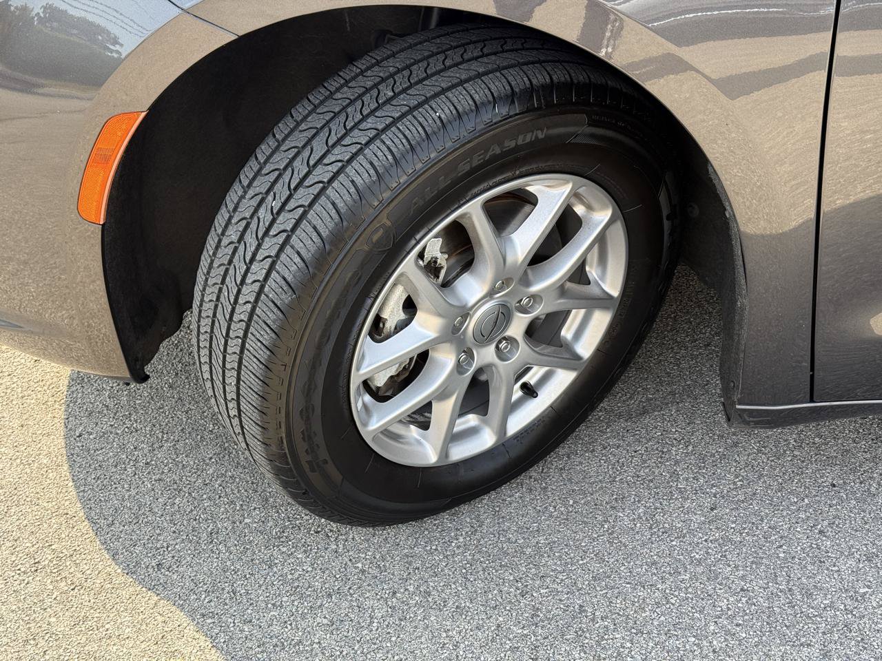 Used 2023 Chrysler Pacifica Touring FWD image 11