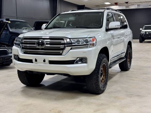 Used 2019 Toyota Land Cruiser w/ Preferred Accessory Package image 3