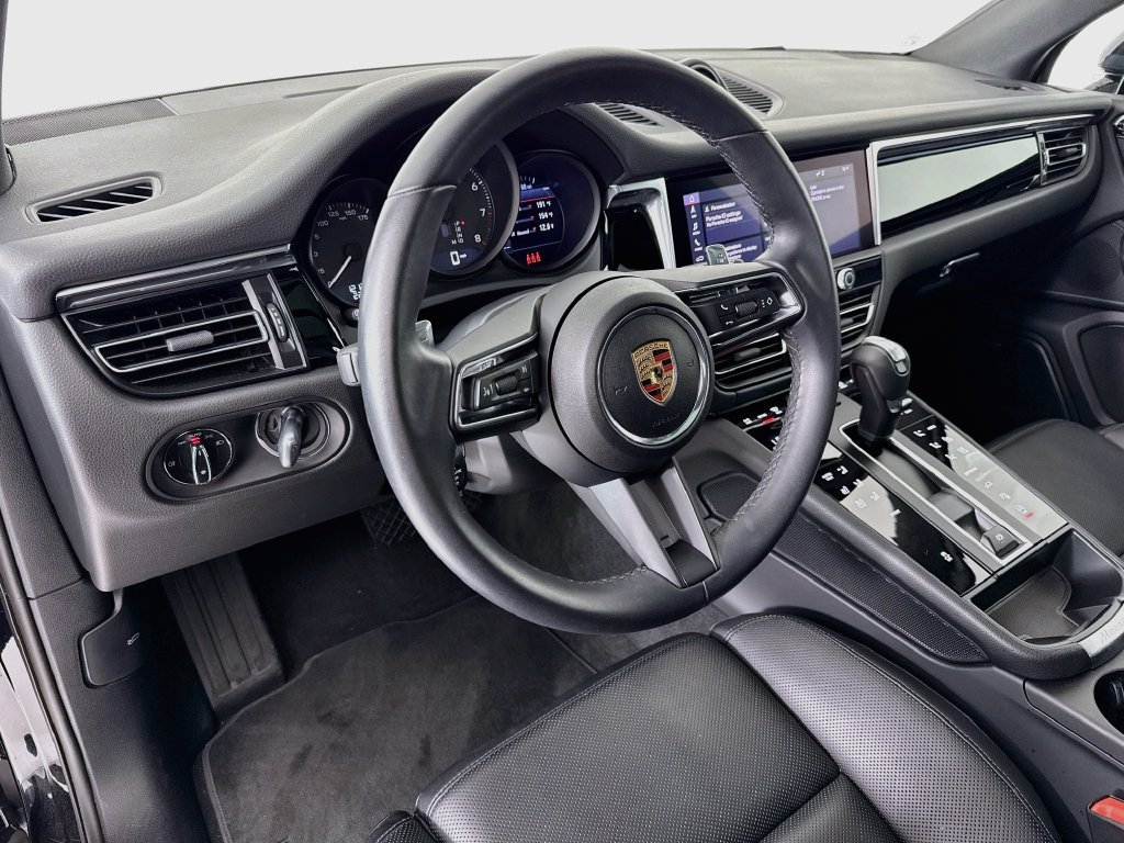 Certified 2025 Porsche Macan AWD/4WD image 4