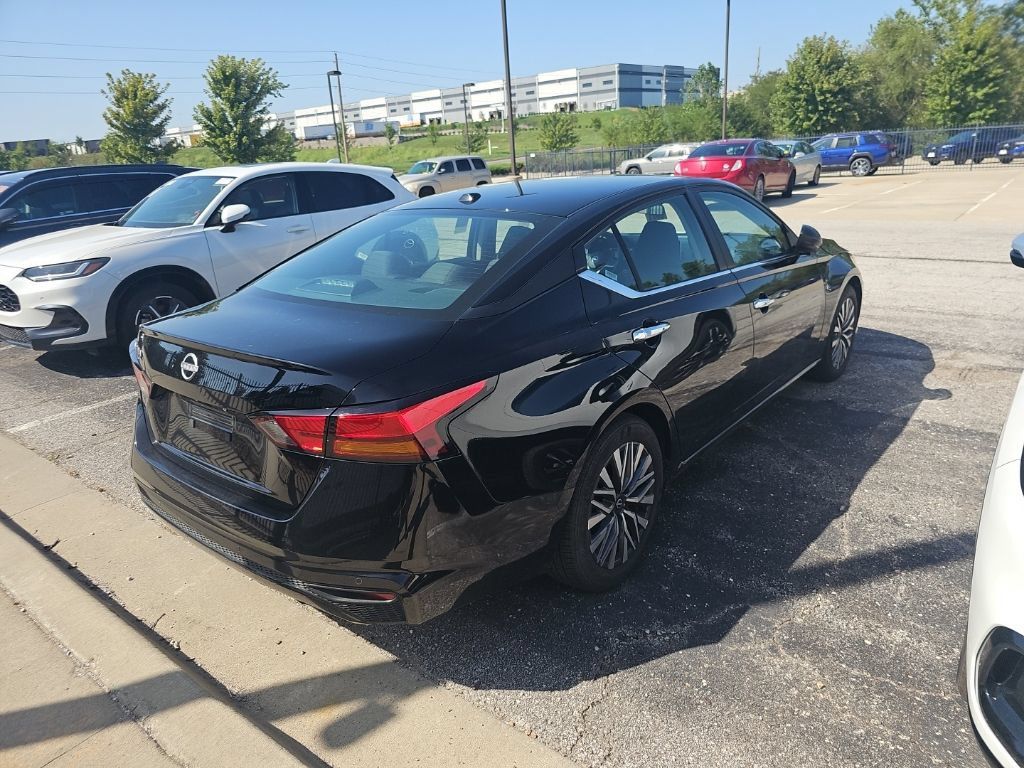 Used 2025 Nissan Altima 2.5 SV FWD image 5
