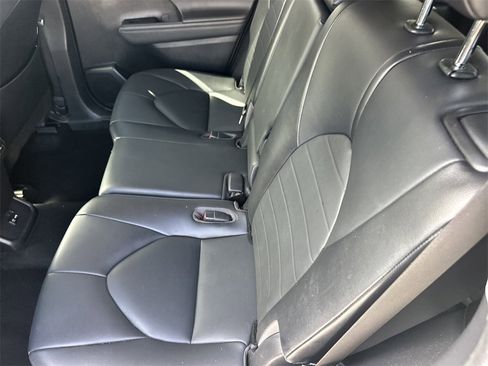 Used 2021 Toyota Highlander XLE image 14