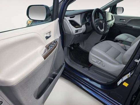 Used 2020 Toyota Sienna XLE w/ XLE Navigation Package AWD/4WD image 21