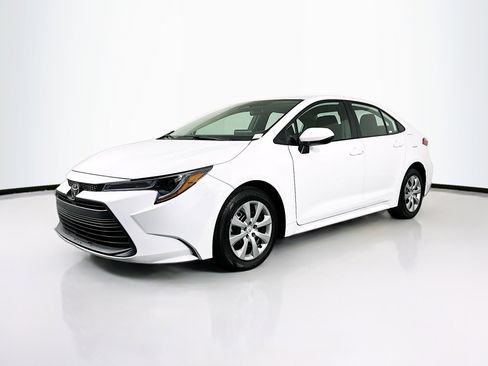 Used 2025 Toyota Corolla LE image 3