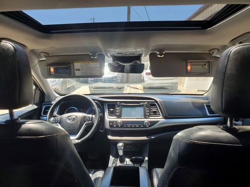 Used 2019 Toyota Highlander XLE AWD/4WD image 2