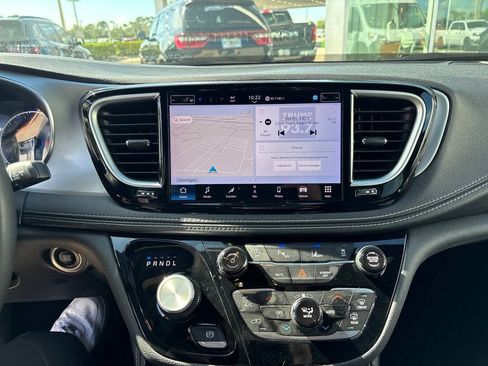 Used 2025 Chrysler Pacifica Limited FWD image 11