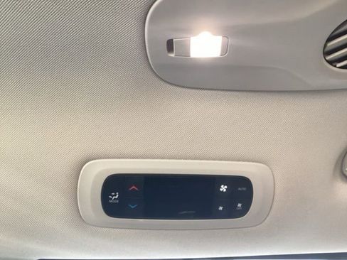 Used 2023 Chrysler Pacifica Touring-L FWD image 13