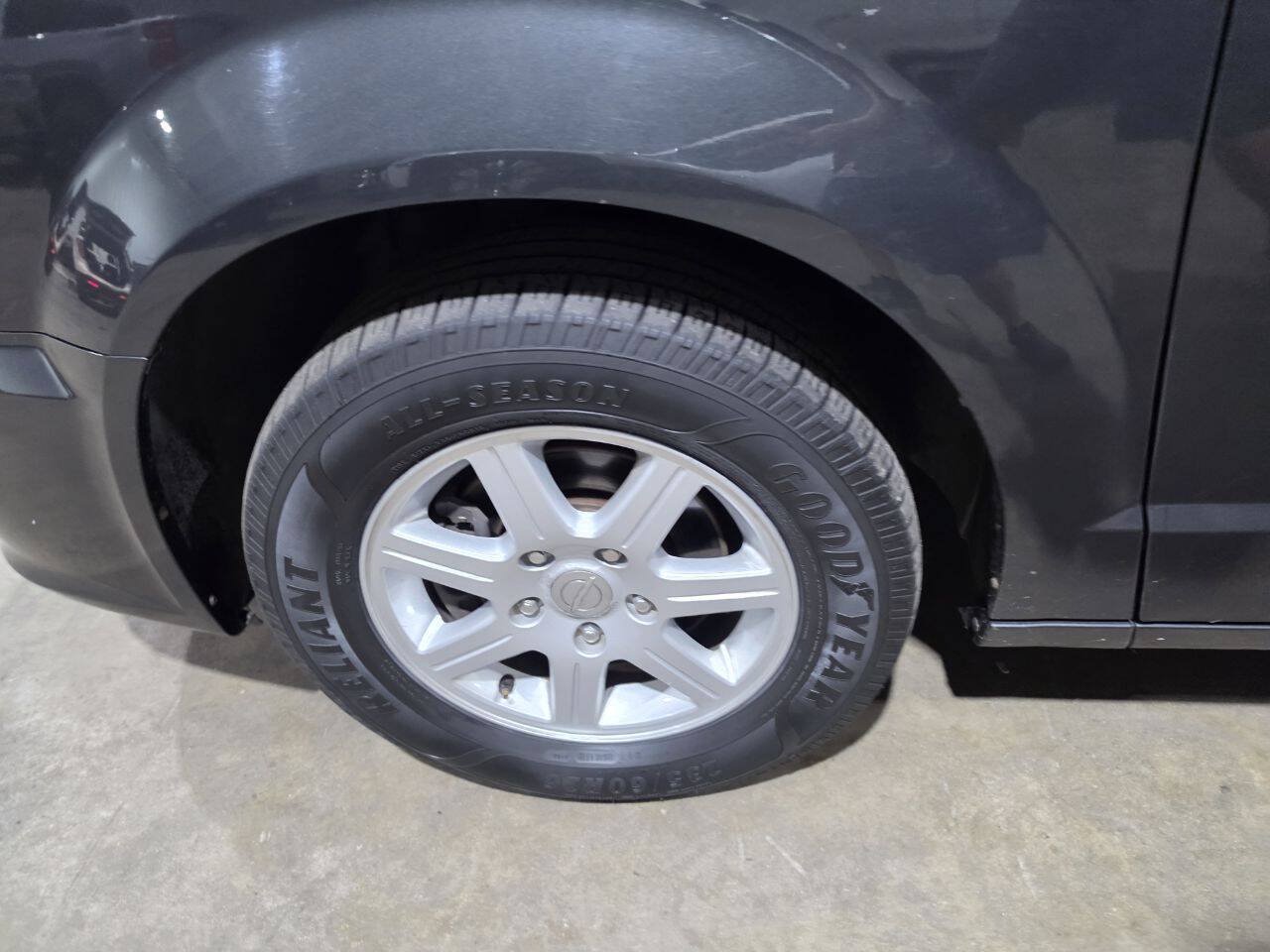 Used 2011 Chrysler Town & Country Touring FWD image 22