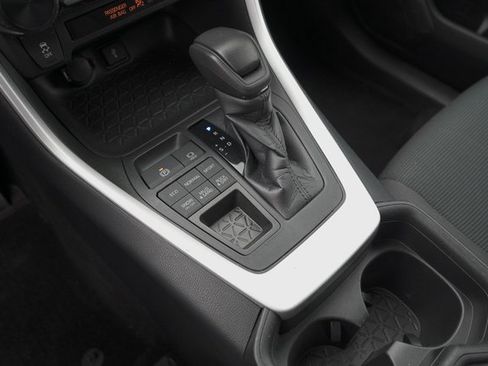 Certified 2021 Toyota RAV4 LE image 28