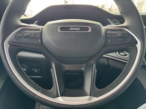 Used 2024 Jeep Grand Cherokee Altitude AWD/4WD image 20