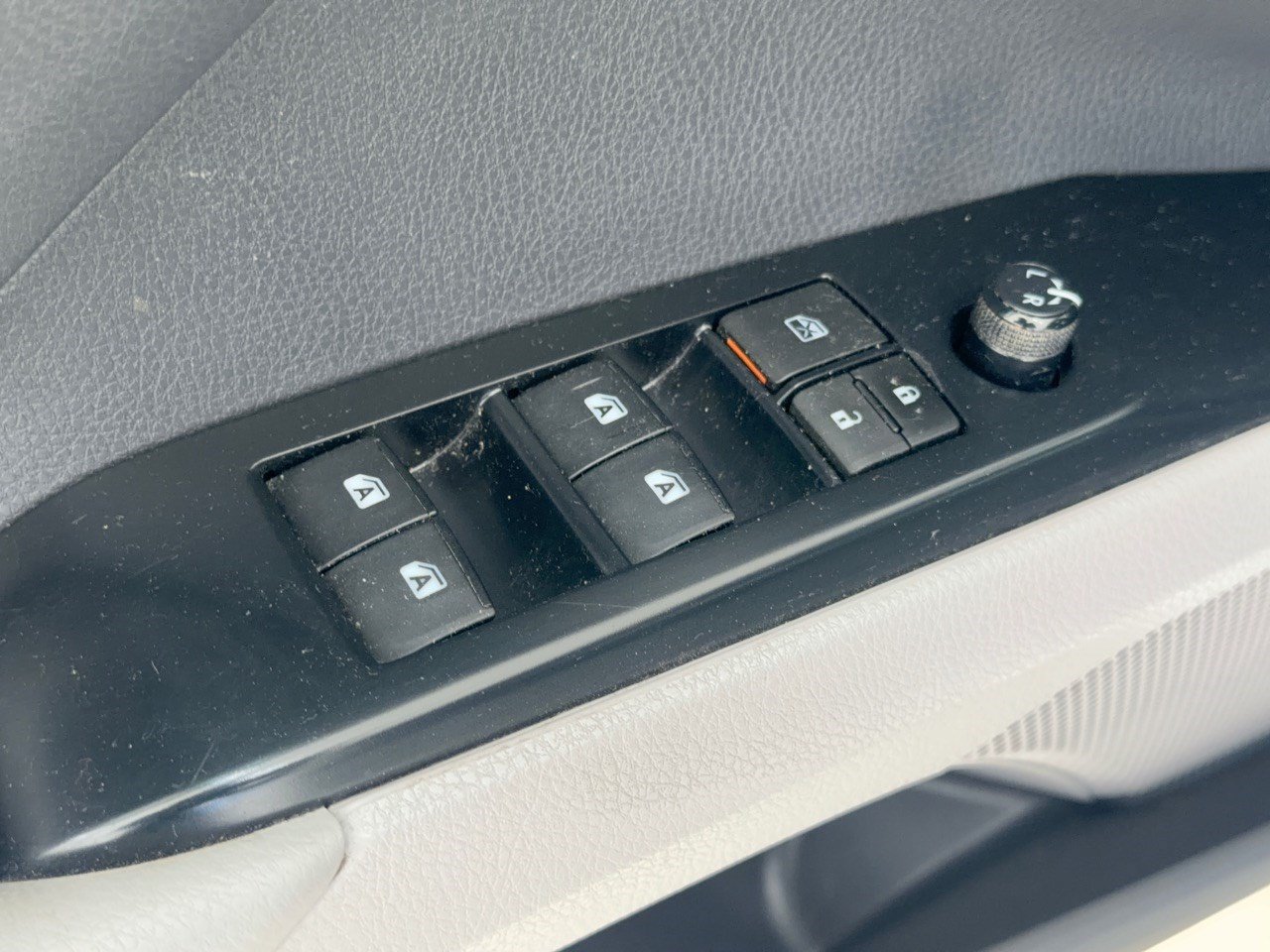 Used 2020 Toyota Camry LE FWD image 15