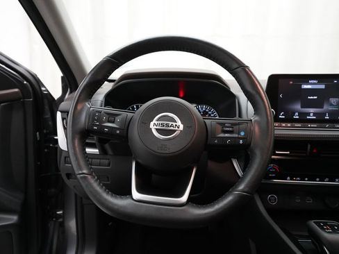 Used 2021 Nissan Rogue SV image 3